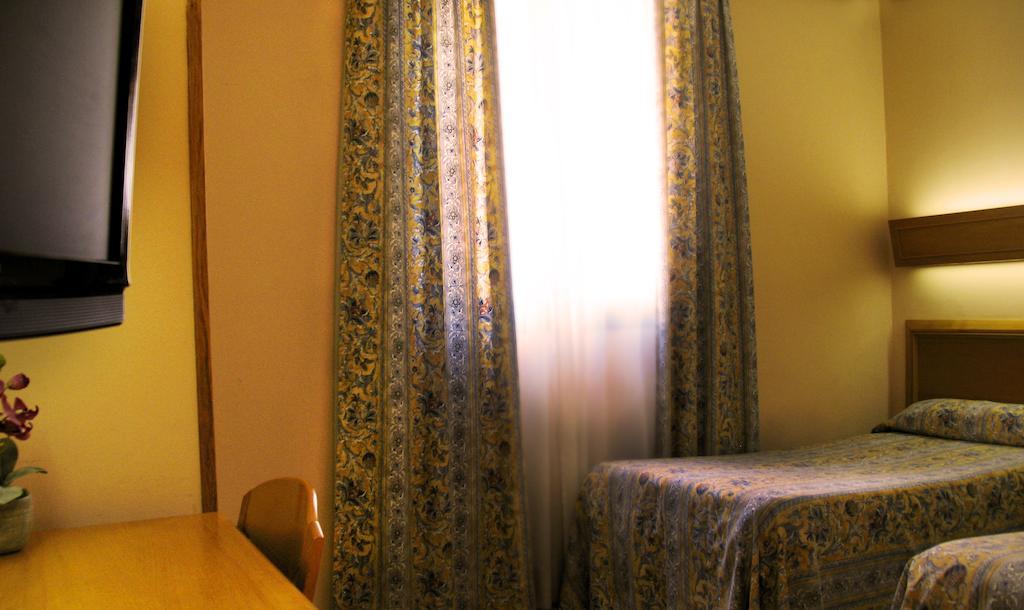 Hostal Los Guerreros トレド エクステリア 写真